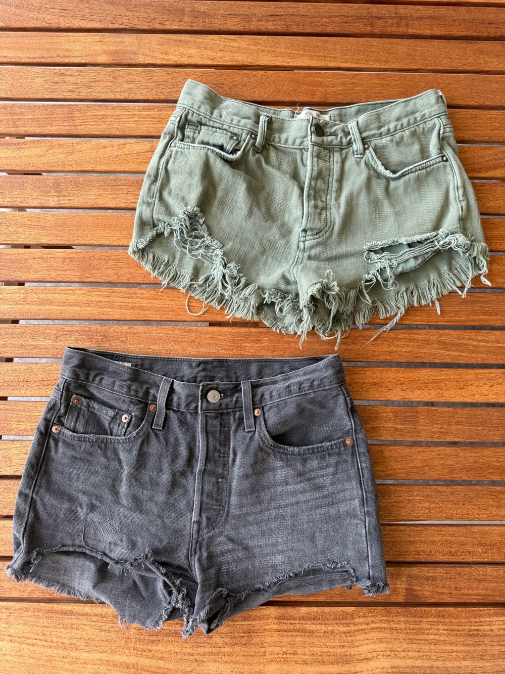 Free People Olive | Levi’s 501 Black Distressed Denim Cutoff Shorts W26 2” Insm